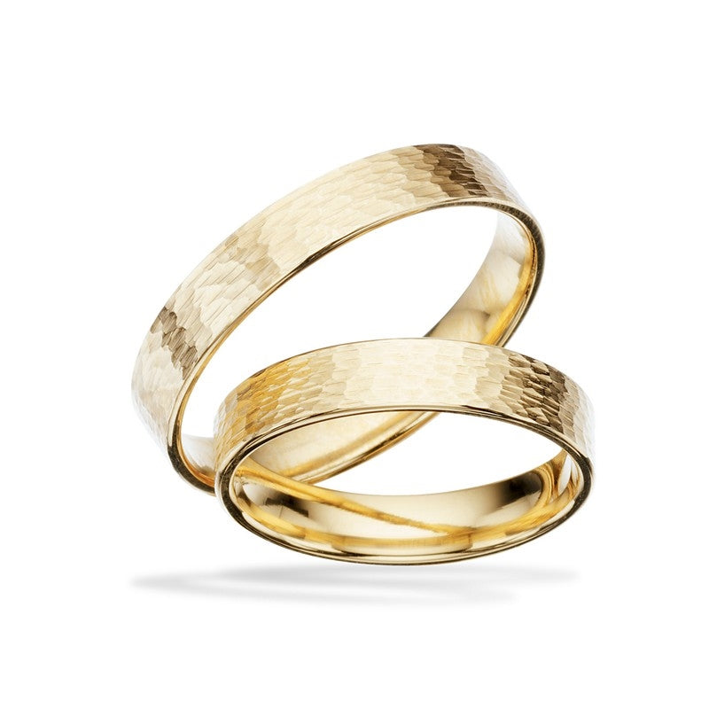 Tidløse Scrouples vielsesringe i 8 eller 14 karat guld med banket overflade, 4 mm bredde.